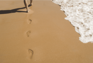 impronte camminare sulla sabbia