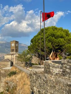 bandiera_albanese_al_castello_di_Girocastro