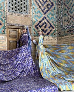 donne uzbeke posano con vestiti tipici di seta