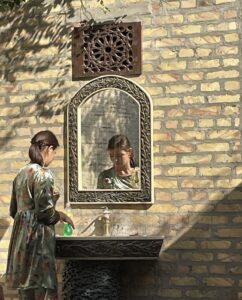 ragazza allo specchio a Khiva