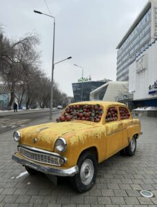 auto iconica con le "mele di Almaty"in centro città